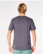 Hombre con Camiseta de manga corta Rip Curl Corp Icon en negro desgastado posterior