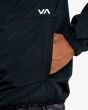 Hombre con chaqueta deportiva cortavientos RVCA Yogger II Negra bolsillo lateral