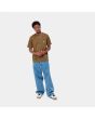 Hombre con camiseta de manga corta con bolsillo Carhartt WIP Pocket T-Shirt marrón frontal
