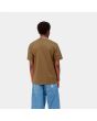 Hombre con camiseta de manga corta con bolsillo Carhartt WIP Pocket T-Shirt marrón posterior