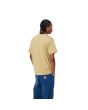 Hombre con camiseta de manga corta Carhartt WIP Script 
 Embroidery Beige con logo Blanco espalda