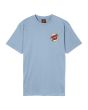 Camiseta Santa Cruz Wagon Dot Chest azul con logo rosa y fondo madera estampado en el pecho