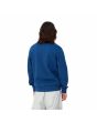 Hombre con sudadera Carhartt WIP Script Embroidery Sweatshirt Azul con logo blanco espalda