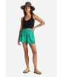 Mujer con bermudas Brixton Paradise short Verdes frontal 