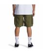 Hombre con Bermudas Cargo DC Shoes Tundra Walkshort 22" verdes posterior