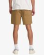 Hombre con pantalón corto elástico RVCA Escape 17'' Camel posterior 