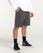 Hombre con pantalón corto sumergible Billabong New Order OVD gris derecha