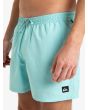 Hombre con Boardshort Quiksilver Everyday Solid Volley 15'' Aqua Sky cintura elástica y cordón de ajuste