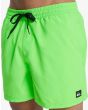 Hombre con Bañador Quiksilver Everyday Solid Volley 15'' Verde Lima cintura elástica y cordón