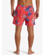 Hombre con bañador Quiksilver Everyday Mix Volley 15'' Cayenne posterior