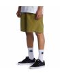 Hombre con pantalón corto de pana DC Shoes Abrupter 18" Verde lateral