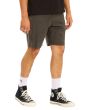 Hombre con Short sumergible Billabong Crossfire Mid Gris derecha