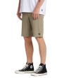 Hombre con short sumergible Billabong Crossfire Mid Caqui izquierda