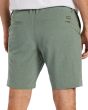 Hombre con short sumergible Billabong Crossfire Mid verde bolsillos traseros