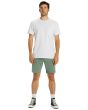 Hombre con short sumergible Billabong Crossfire Mid verde frontal