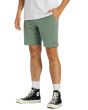 Hombre con short sumergible Billabong Crossfire Mid verde lateral