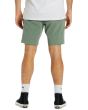 Hombre con short sumergible Billabong Crossfire Mid verde posterior