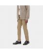 Hombre con pantalón chino Carhartt WIP Sid Pant beige lateral