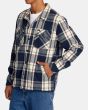 Hombre con Sobrecamisa de franela RVCA Flight Risk Shirt Jacket Azul a cuadros izquierda