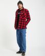 Hombre con sobrecamisa de forro polar Volcom Bowered Fleece Roja a cuadros corte clásico