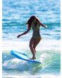 Mujer surfeando con Tabla de surf Softboard Softech Roller 6'6' 61 Litros Azul 