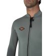 Hombre con chaqueta de neopreno Vissla Solid Sets 2mm Front Zip Jacket Moss parche logo y cremallera delantera