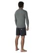 Hombre con chaqueta de neopreno Vissla Solid Sets 2mm Front Zip Jacket Moss posterior derecha