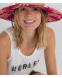 Mujer con sombrero protector de paja Hurley Straw Lifeguard estampado ala