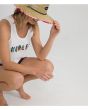 Mujer con sombrero protector de paja Hurley Straw Lifeguard lateral