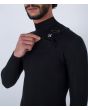 Hombre con traje de surf de primavera con manga larga y cremallera en el pecho Hurley Advant 2/2mm Springsuit Negro Chest Zip