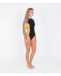 Mujer con traje de surf de primavera Hurley Advantage 2/2mm con cremallera frontal amarillo y negro derecha