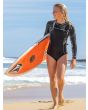 Mujer con Springsuit de manga larga y cremallera trasera Volcom Modulator 1mm Long Sleeve Back Zip negro lifestyle surf