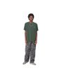 Hombre con camiseta de manga corta Carhartt WIP Chase Verde Sicomoro con logo dorado ajuste holgado