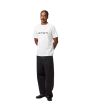Hombre con camiseta de manga corta Carhartt WIP Script blanca con logo negro corte regular