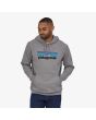 Hombre con sudadera de capucha Patagonia P-6 Logo Uprisal gris