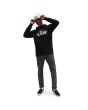 Hombre con sudadera con capucha Vans Off The Wall negra posando