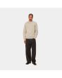 Hombre con sudadera Carhartt WIP Script Embroidery Beige con logo negro frontal