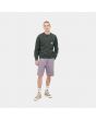 Hombre con sudadera Carhartt WIP Pocket Sweat verde frontal