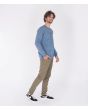 Hombre con sudadera Hurley Bengal Fleece Crew azul derecha