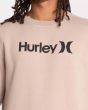 Hombre con sudadera polar Hurley One and Only Seasonal Crew beige logo