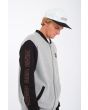 Hombre con chaqueta tipo Sudadera Volcom FA Nando Von Arb ZIP gris manga