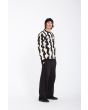 Hombre con Sudadera de forro polar Volcom Obtic blanca y negra derecha