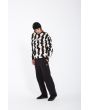 Hombre con Sudadera de forro polar Volcom Obtic blanca y negra izquierda