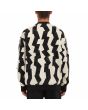 Hombre con Sudadera de forro polar Volcom Obtic blanca y negra posterior