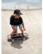 Niño patinando con Surfskate Completo Quiksilver x Smoothstar Surfbuddy 29" azul Lifestyle