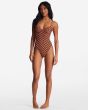 Mujer con bañador entero Billabong Cross Step Brick frontal