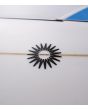 Detalle Logo Tabla de surf Summer Vibes Discus 6'8 blanca y negra Thruster Futures