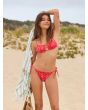 Mujer en la playa con Top de Bikini Bralette Roxy PT Beach Classics Rojo Floral conjunto