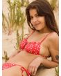 Mujer en la playa con Top de Bikini Bralette Roxy PT Beach Classics Rojo Floral 