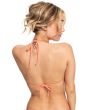 Mujer con top de bikini triangular Roxy Beach Classics coral posterior